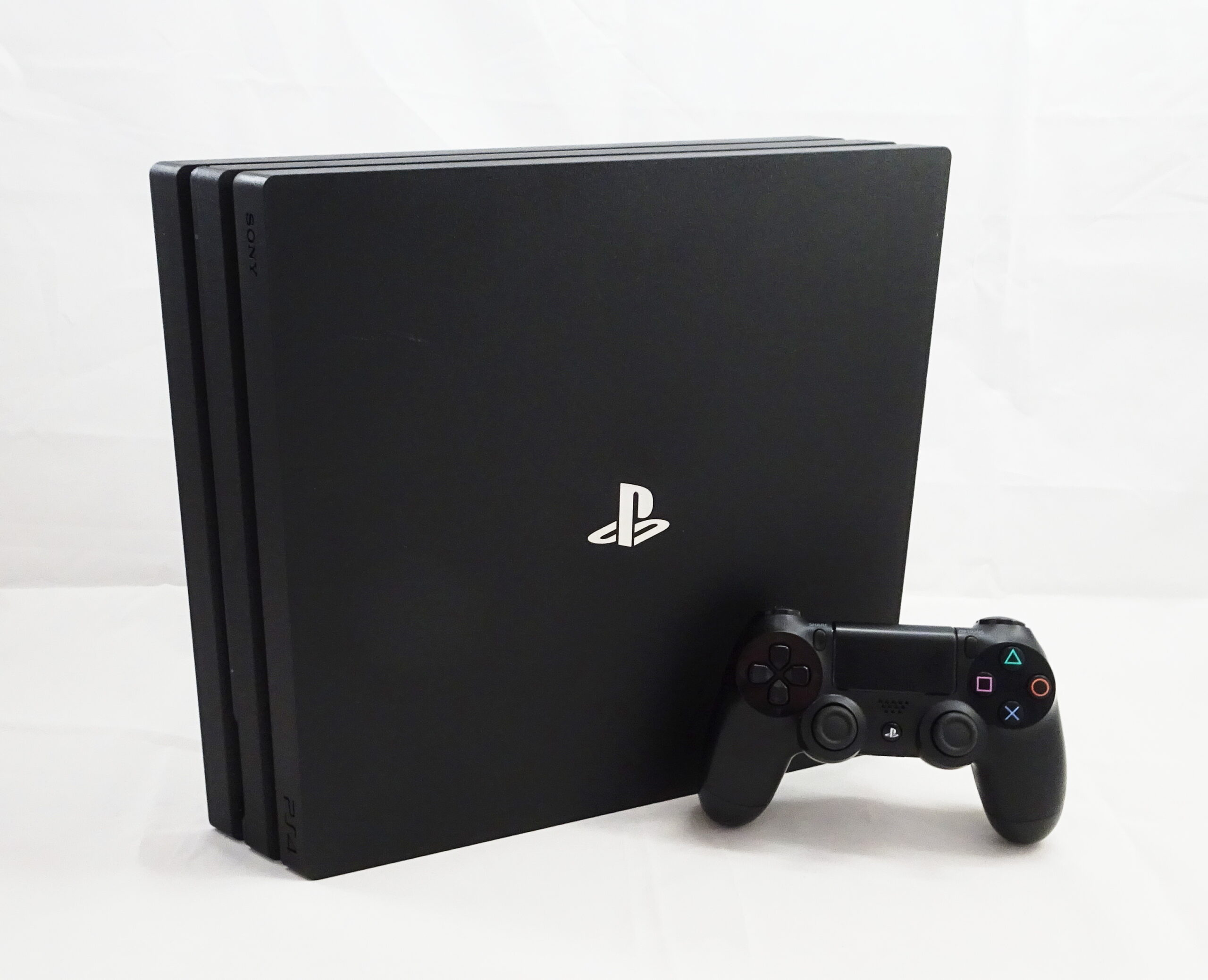 Sony Playstation 4 Pro Med Controller 1TB - Sort
